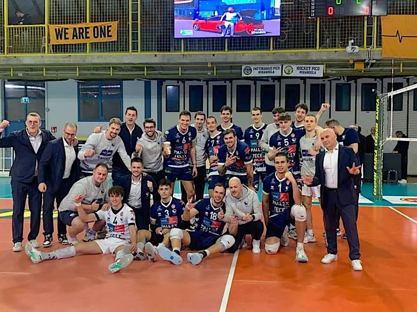 Il Belluno Volley festeggia dopo la vittoria a Mirandola