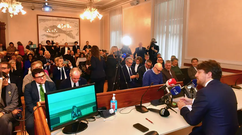 Il neo governatore del Veneto Alberto Stefani alla conferenza stampa di fine anno. In prima fila il suo predecessore, Luca Zaia