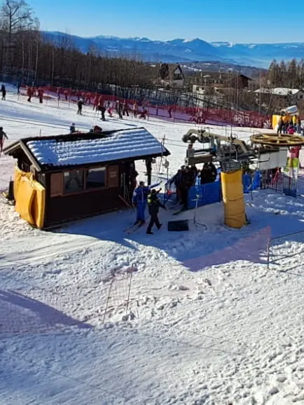 Sciatori in un impianto di risalita