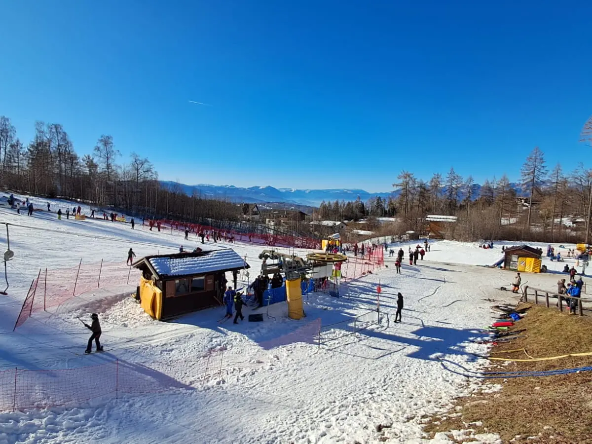 Sciatori in un impianto di risalita