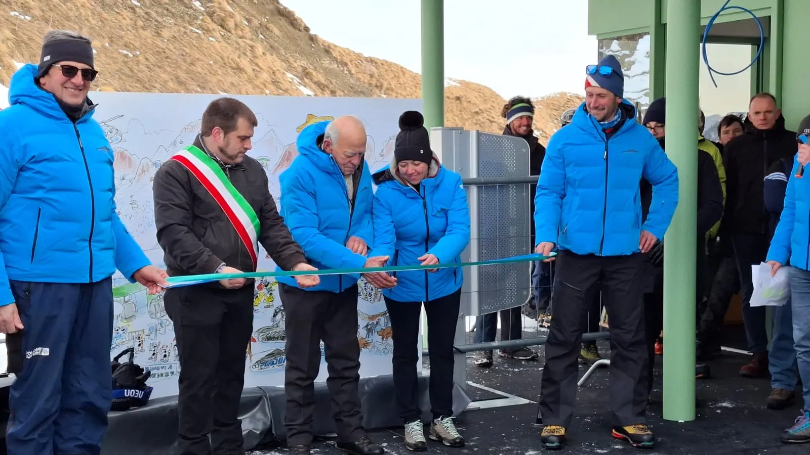 Il vicecaposervizio Walter Crepaz, il sindaco Nagler, il presidente della Pordoi Giacomo Crepaz, la vice Sonia Dallo e il caposervizio Sandro Soratroi