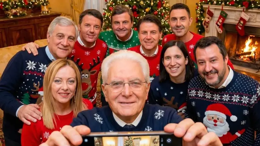 I più noti politici italiani riuniti per un mega selfie natalizio