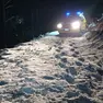 Il mezzo del Soccorso alpino durante il soccorso nella zona buia e innevata