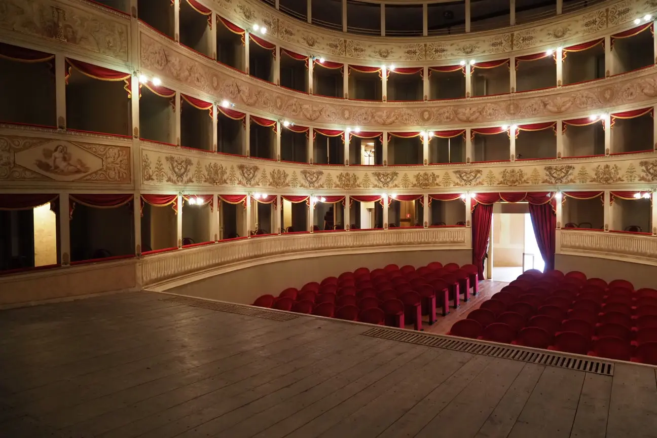La platea del teatro della Sena di Feltre con i tre ordini di palchi e il loggione