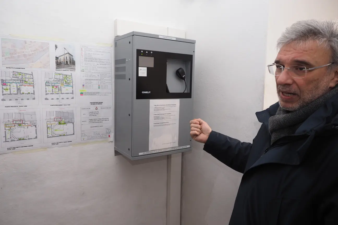 Ennio Trento nella sala di controllo per la gestione di allarmi ed evacuazione del teatro