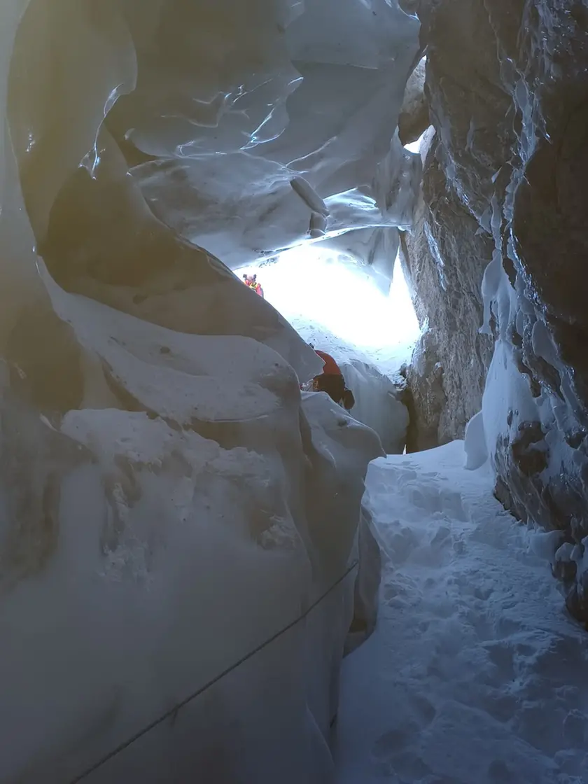 Il crepaccio nel quale è finito l'escursionista