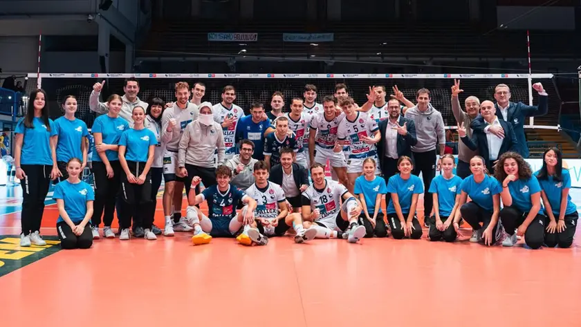 Foto di gruppo del Belluno Volley dopo la vittoria sul Savigliano