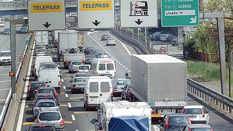 MILANO-18/04/03-ESODO PONTE DI PASQUA-CODE INGRESSO CASELLO AGRATE AUTOSTRADA MI-VE FOTO CALZARI/NEWPRESS