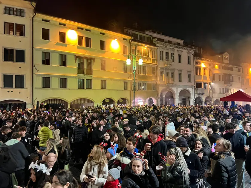 BELLUNO - CAPODANNO - ULTIMO DELL'ANNO - Folla in piazza dei Martiri per la festa di Capodanno