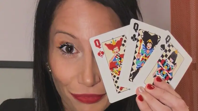 Serena Conti con tre regine dal mazzo Dal Negro da lei illustrato