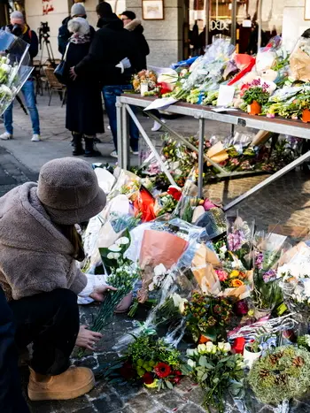 Fiori e candele lasciati fuori dal locale in memoria delle vittime