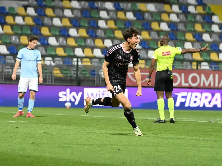 L'esultanza di Gobetti dopo la prima rete (Foto De Zanet)