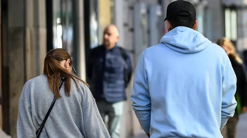 Torna dal papà la bimba di 9 anni che fu portata all’estero dalla mamma