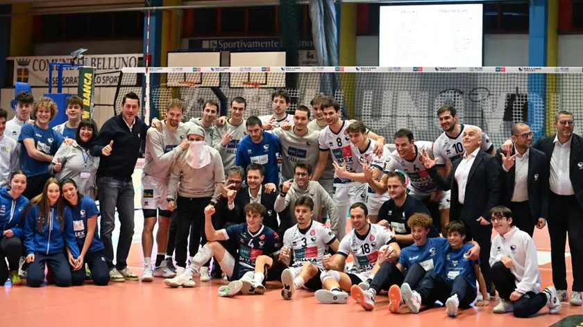 Il Belluno Volley in festa dopo la vittoria (FOTO DE ZANET)