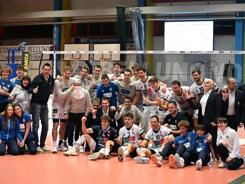 Il Belluno Volley in festa dopo la vittoria (FOTO DE ZANET)