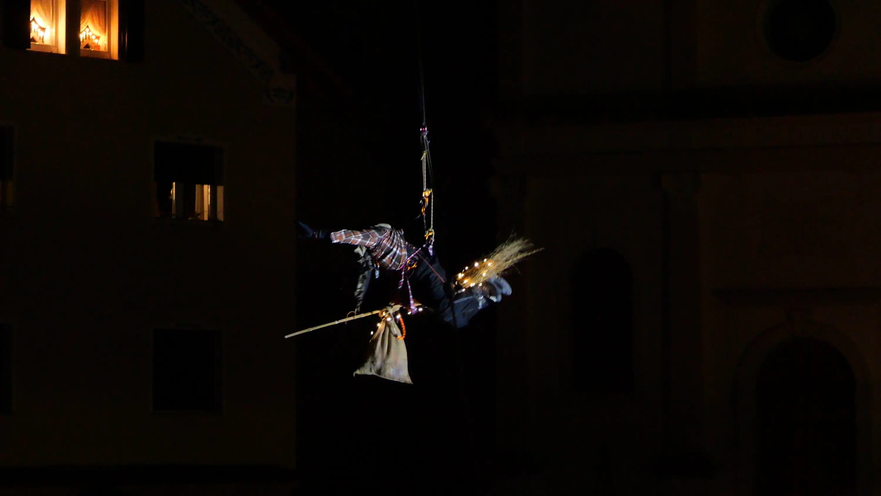 La Befana arriva volando a Lamosano