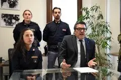 Il questore Della Rocca con la dirigente Pierini durante la conferenza stampa