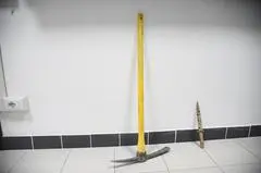 Il piccone usato per sfondare il vetro del bar e il coltello trovato in uno zainetto