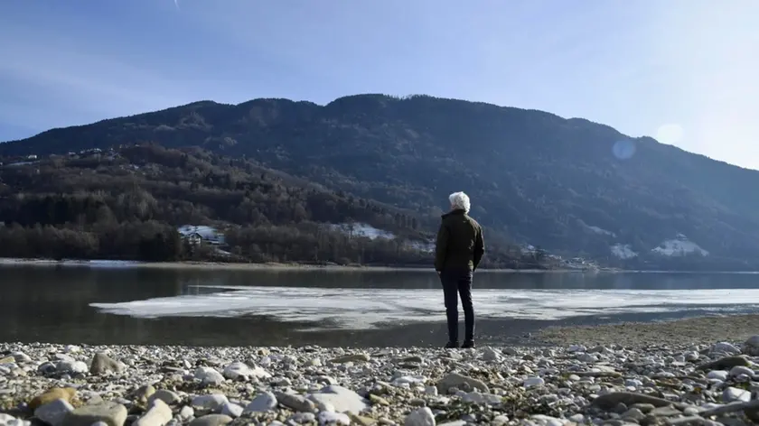 Nonostante l’aria e l’acqua gelide, il lago non si è ghiacciato del tutto