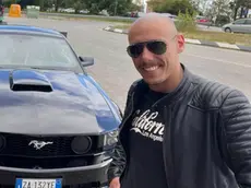 Riccardo Salvagno con la sua Mustang California a Punta Fusina, non lontano dalla sua casa