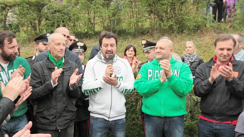 Matteo Salvini con il leghista Pan (a sinistra), Marcato e Bitonci (a destra)