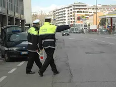 Due agenti della polizia locale in servizio