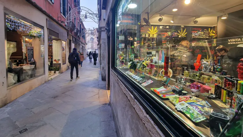 Donna sviene a Venezia dopo una scorpacciata di biscotti alla cannabis