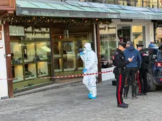 I rilievi dei carabinieri alla gioielleria Cacciari Salvati in corso Italia a Cortina