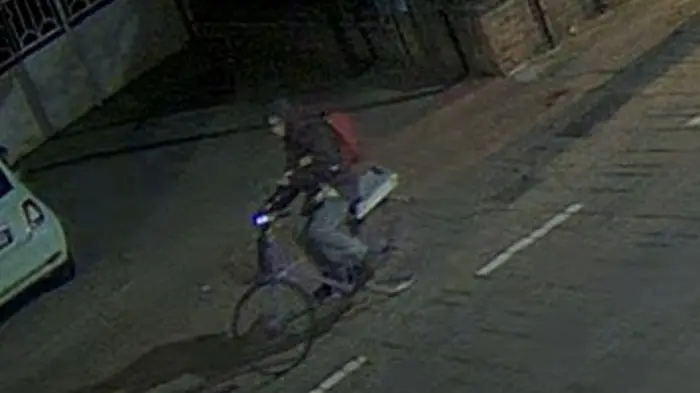 Annabella Martinelli immortalata in bici dalla telecamera del municipio di Teolo