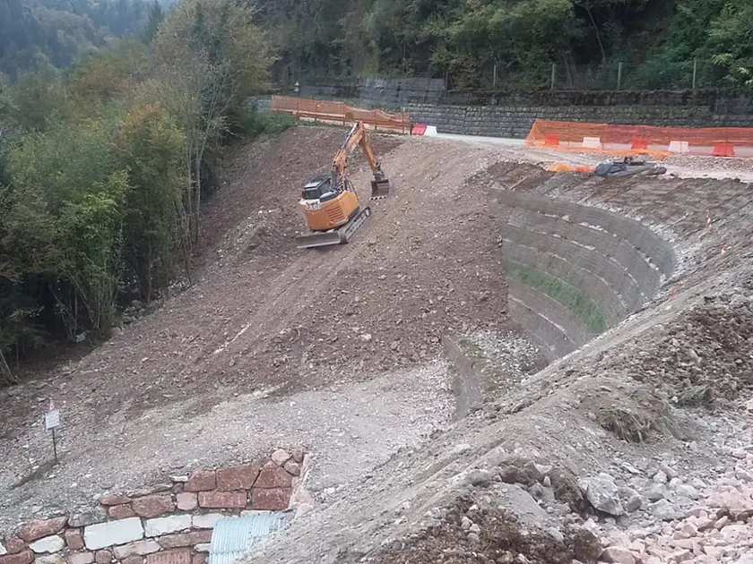 Continui lavori ed esplosioni per la realizzazione della Pala rossa