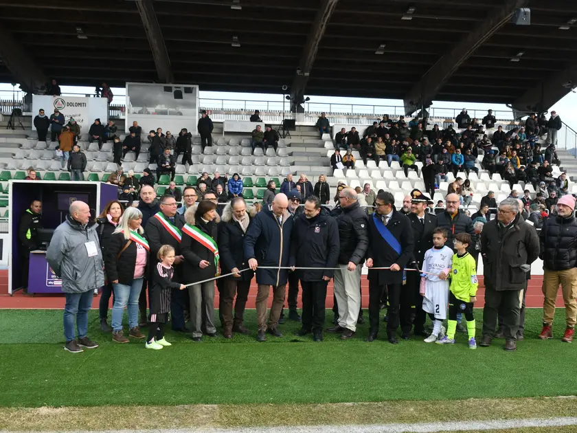 Il taglio del nastro prima della partita tra Dolomiti Bellunesi e Lecco