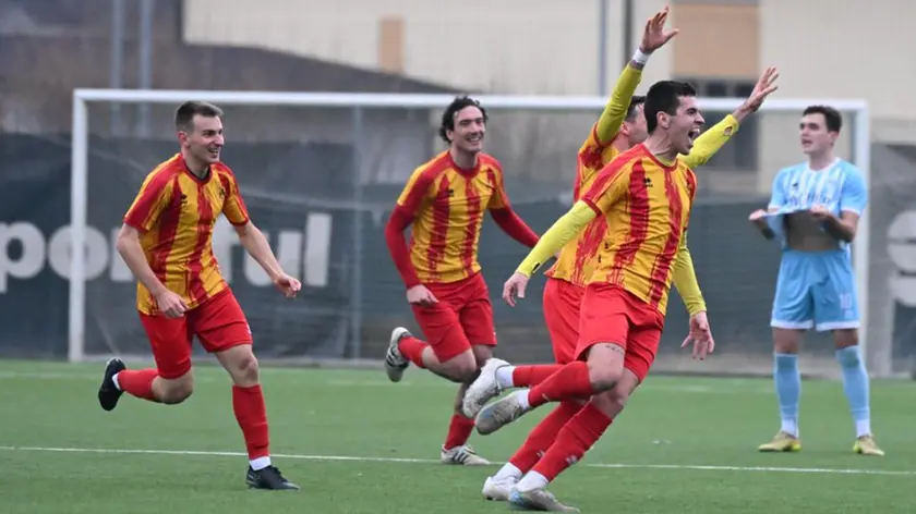 L'esultanza di Simone Quarzago dopo il gol del 2-1 al Sandonà (FOTO DE ZANET)