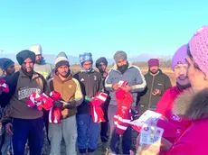 Dina Sovran e Pashmeen Kaur parlano con alcuni lavoratori nei campi di San Giorgio della Richinvelda