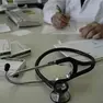 Un medico di base durante il lavoro nel suo ambulatorio. Medici sospesi ma nessun lo sa