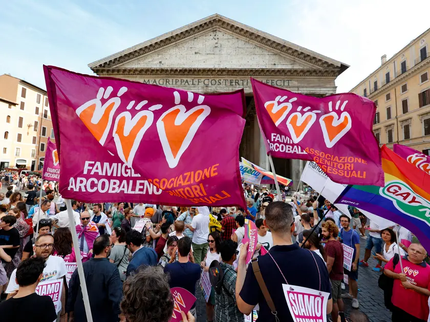 Un sit in delle famiglie arcobaleno in una foto d'archivio