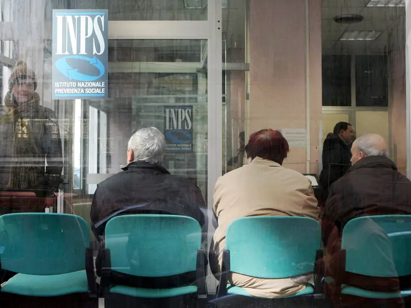 PENSIONI: TREMONTI, DA UE FORTE APPREZZAMENTO RICONOSCIUTA AZIONE GOVERNO SU CONTENIMENTO SPESA (ANSA) - BRUXELLES, 14 FEB - ''Il tempo e' galantuomo. Oggi a Bruxelles c'e' stato il riconoscimento dell'azione di finanza pubblica di questo governo sulle pensioni, che ha riscosso un fortissimo apprezzamento. Siamo avanti a tutti gli altri''. Lo ha dichiarato il ministro dell'Economia, Giulio Tremonti, al termine dell'Ecofin. Nella foto la sala d'atetsaq di u ufficio INPS a Napoli