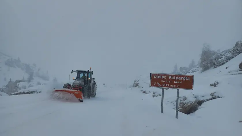 Mezzi di Veneto Strade in azione a Passo Valparola