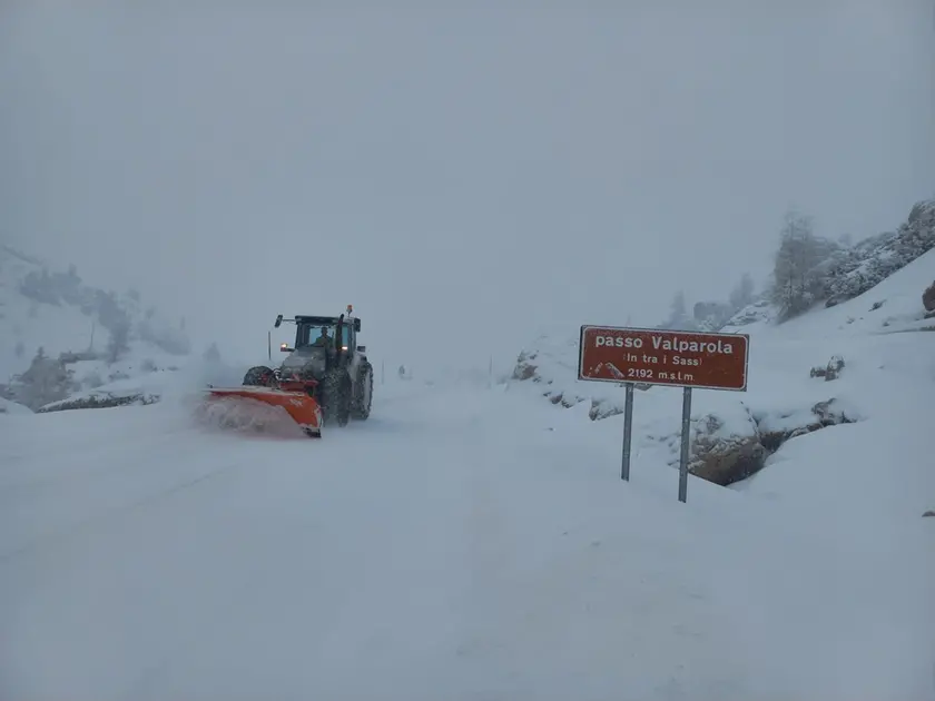 Mezzi di Veneto Strade in azione a Passo Valparola