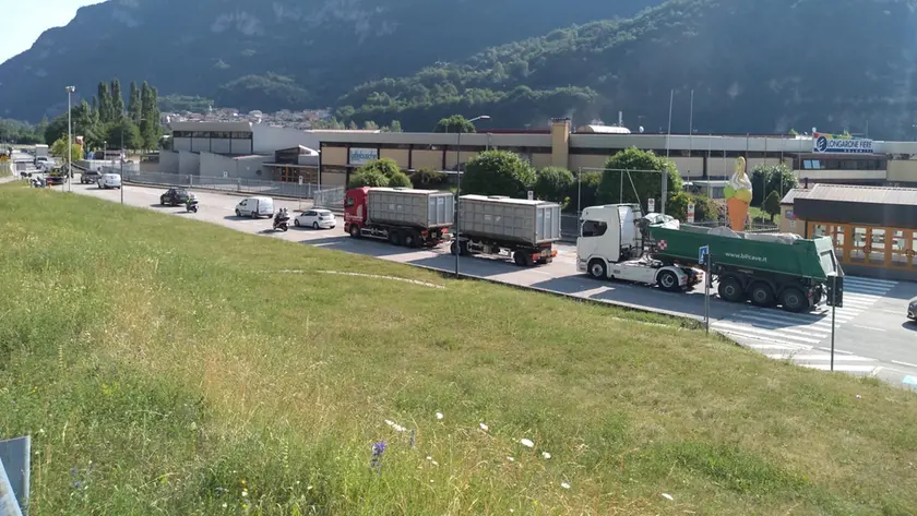 Camion incolonnati lungo l'Alemagna