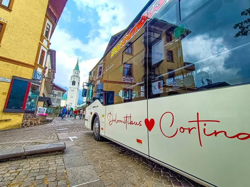 Un bus in centro a Cortina