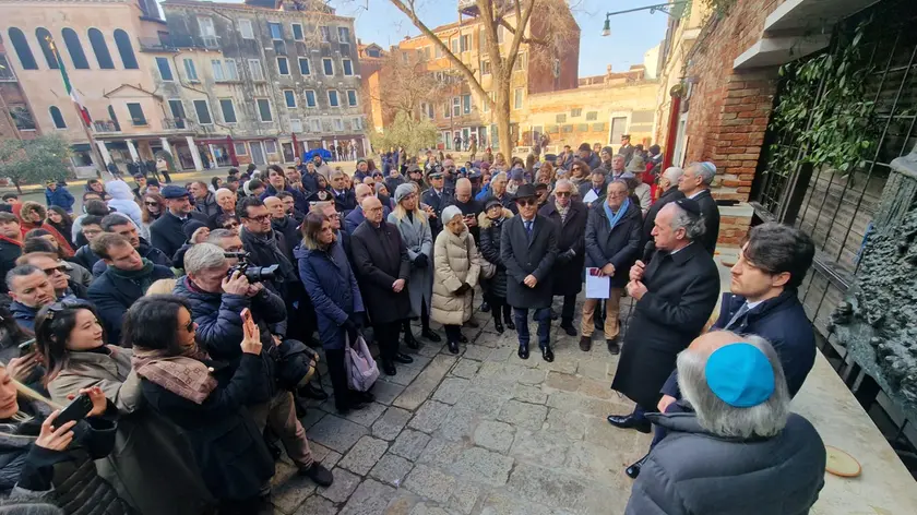 La cerimonia per il Giorno della Memoria al Campo del Ghetto Nuovo a Venezia