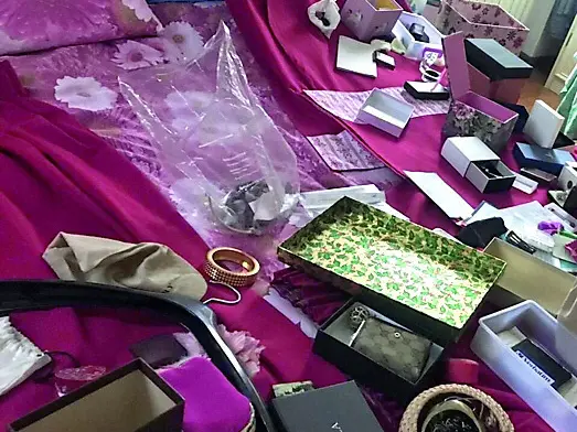 Una casa a soqquadro dopo il passaggio dei ladri