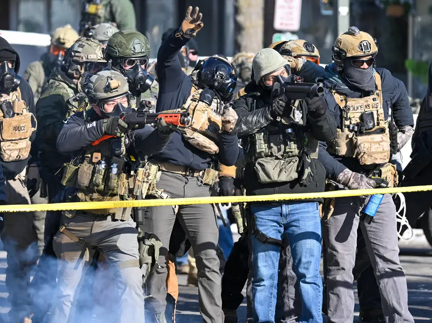 Agenti dell'Ice lanciano lacrimogeni verso la folla a Minneapolis