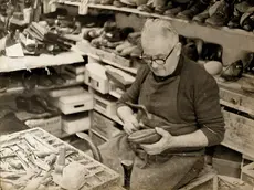 Un calzolaio al lavoro, da cui deriva il cognome veneto Callegaro