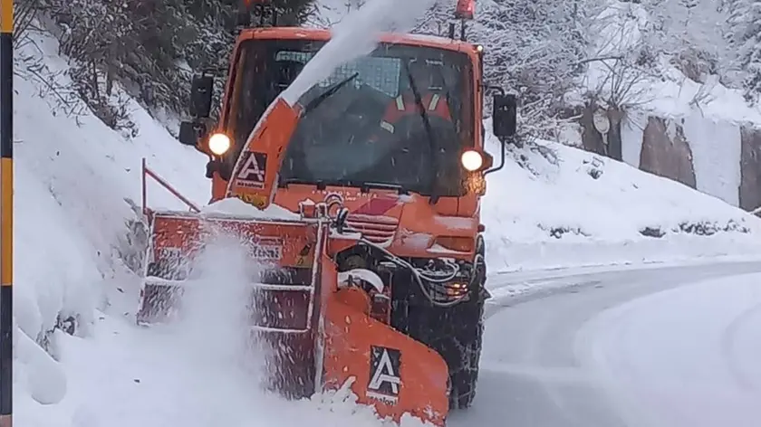 Spazzaneve in azione. Gran lavoro per la nevicata sull'Alemagna