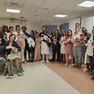 Foto di gruppo con genitori e personale dell'Ostetricia per i 24 nuovi nati in 48 ore all'ospedale di Mestre