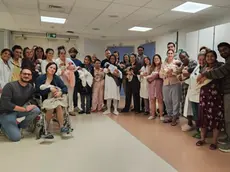 Foto di gruppo con genitori e personale dell'Ostetricia per i 24 nuovi nati in 48 ore all'ospedale di Mestre