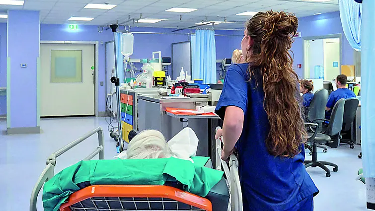 Un’infermiera nel reparto di Pronto soccorso di un ospedale