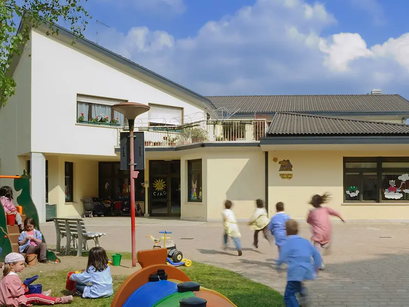 Si abbassa i pantaloni vicino all'asilo comunale