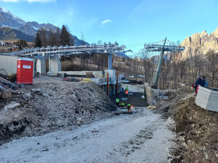 Il cantiere per la funivia Socrepes